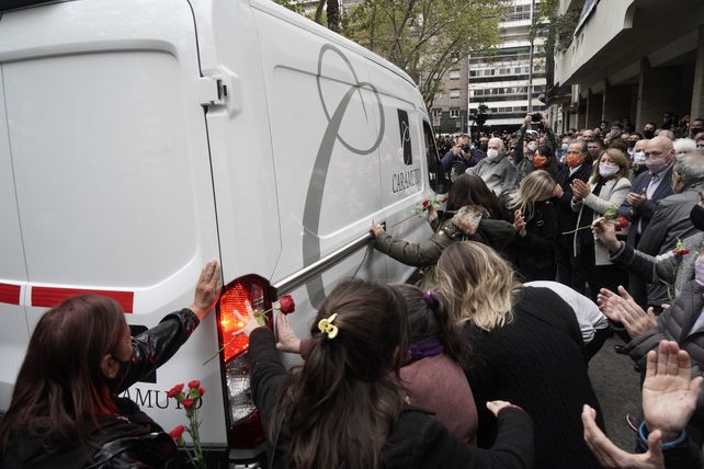 Hubo una multitudinaria despedida al ex intendente frente a la Biblioteca Argentina.