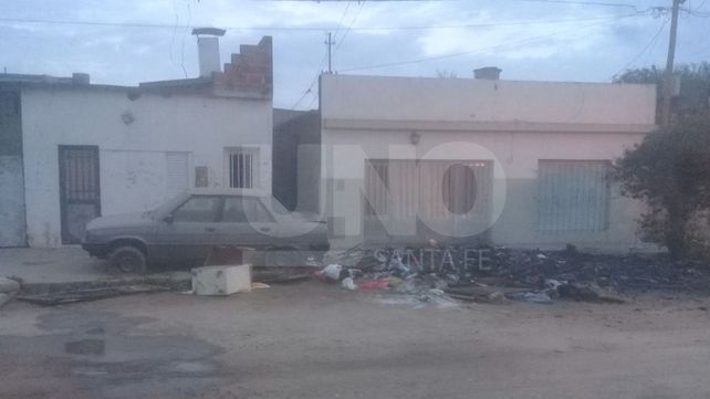 Incendiaron restos de muebles quemados de una vivienda en barrio Transporte