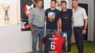 Regalo. Pochettino recibió una camiseta leprosa con el Nº 6 y posó junto a su hijo, Concina y D Amico.&nbsp;