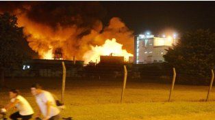 Buenos Aires: unas 25 dotaciones de bomberos combatieron un incendio en una fábrica&nbsp;