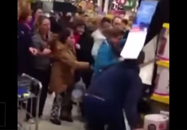 Locura de Black Friday: peleas y avalanchas