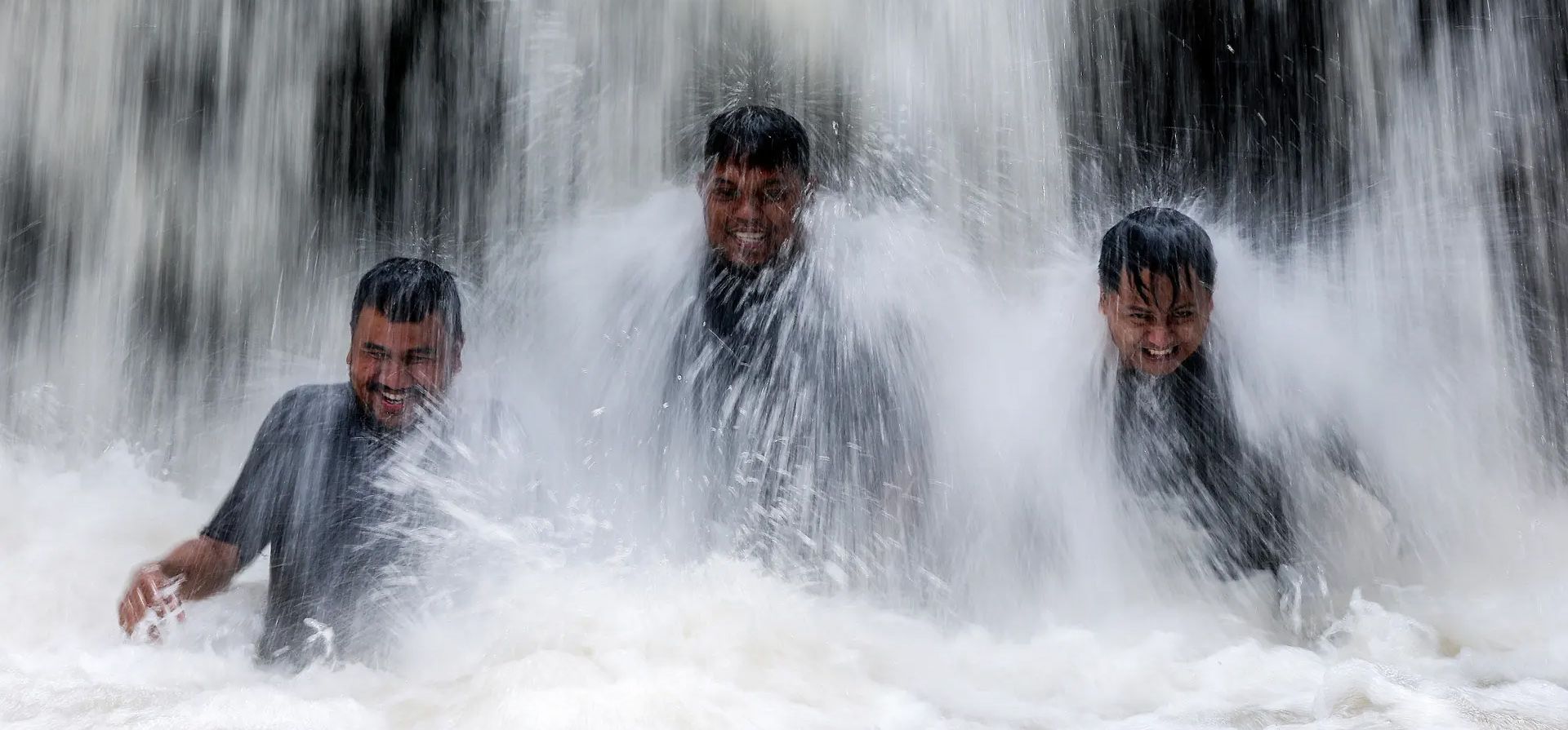 Un efecto de imagen con una velocidad de obturación lenta muestra a los visitantes reaccionando mientras se encuentran bajo una cascada durante un día caluroso en las afueras de Kuala Lumpur, Malasia. Fotografía: Fazry Ismail/EPA Un efecto de imagen con una velocidad de obturación lenta muestra a los visitantes reaccionando mientras se encuentran bajo una cascada durante un día caluroso en las afueras de Kuala Lumpur, Malasia. Fotografía: Fazry Ismail/EPA