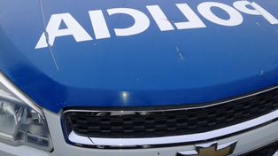 Agredieron a tiros y piedrazos a un patrullero esta madrugada en el barrio Centenario