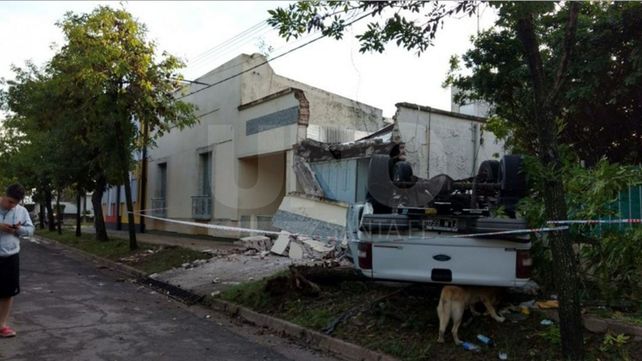 Robó una camioneta y en plena huida de la policía chocó contra una vivienda