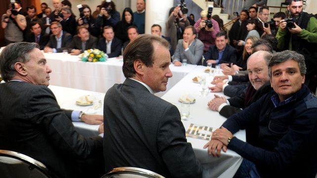 Encuentro. Los gobernadores y legisladores coincidieron con intendentes del Grupo Esmeralda.