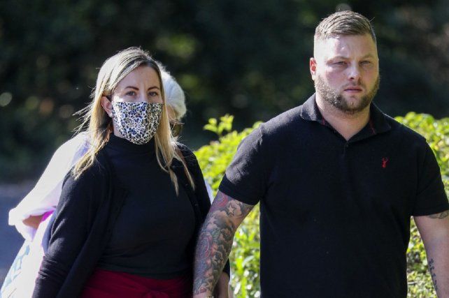 Tras conocerse la decisión del tribunal, la maestra se retiró junto a su esposo, Daniel Barber, quién calificó el fallo de la justicia "como una broma". El matrimonio tiene tres hijos.