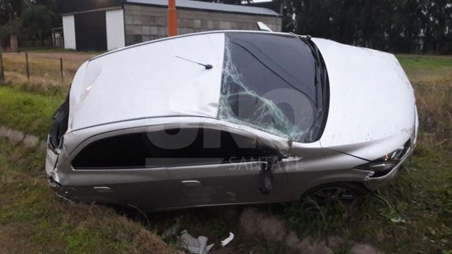 Perdió el control del auto y terminó en un zanjón