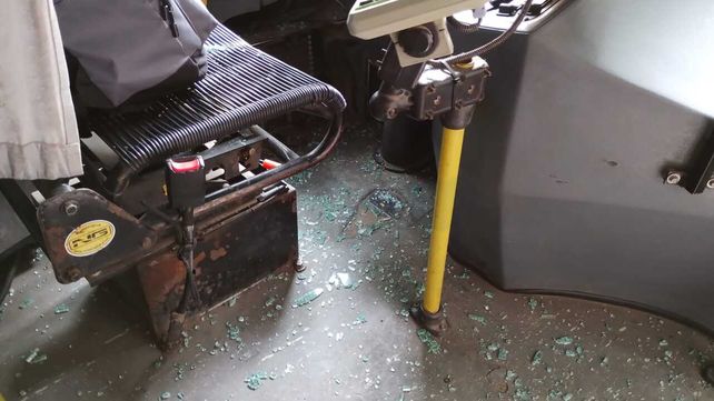 Iba en monopatín eléctrico, discutió con un colectivero y le destrozó el vidrio a trompadas