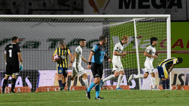 Pelotazo en contra. Sarmiento celebra uno de sus goles en el arco defendido por Fatura Broun.
