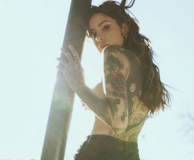 Cande Tinelli sorprendió con una foto sin tatuajes y un severo reclamo a sus padres