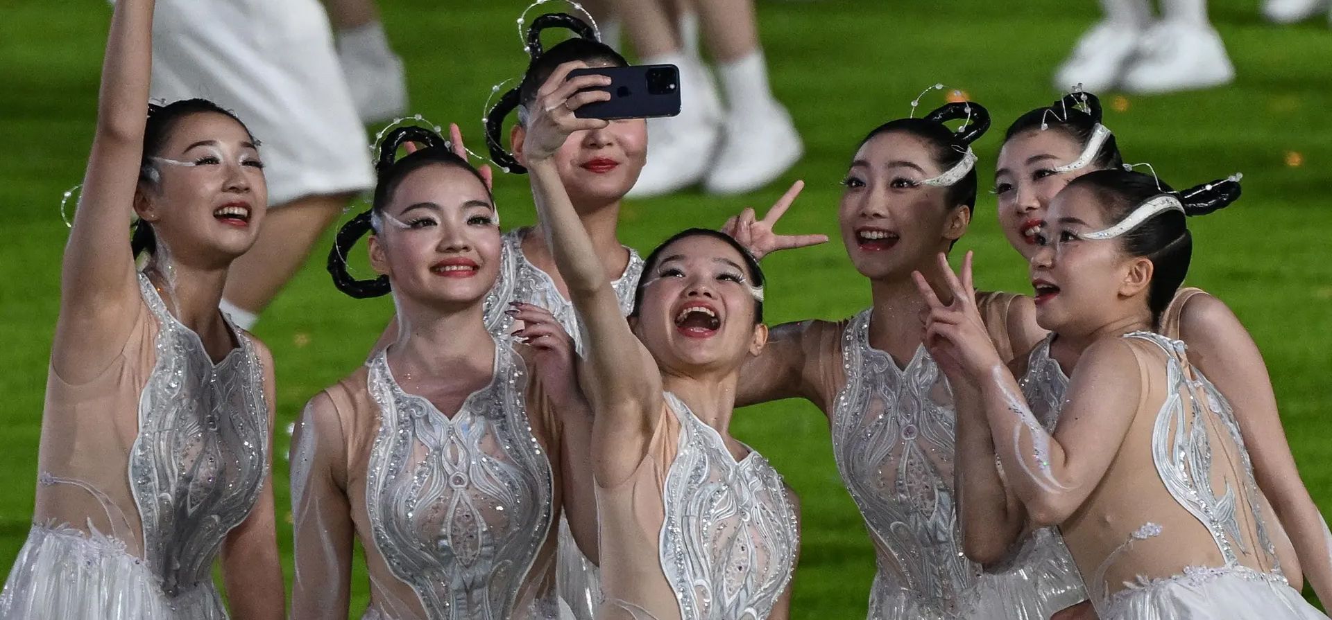 Hangzhou, China. Un grupo de jóvenes bailarinas se toman una selfie durante la ceremonia de clausura de los Juegos Asiáticos 2022 en el Estadio del Centro Deportivo Olímpico de Hangzhou. Fotografía: Jung Yeon-Je/AFP/Getty Images Hangzhou, China. Un grupo de jóvenes bailarinas se toman una selfie durante la ceremonia de clausura de los Juegos Asiáticos 2022 en el Estadio del Centro Deportivo Olímpico de Hangzhou. Fotografía: Jung Yeon-Je/AFP/Getty Images