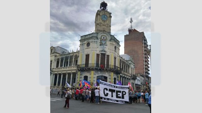 #8M: Organizaciones sociales marcharon a la Municipalidad y entregaron un petitorio a Varisco