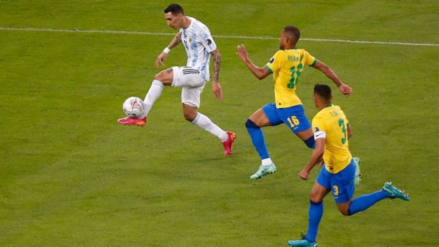 Minuto 21. Di María la pica por encima del arquero y marcha el gol del triunfo.