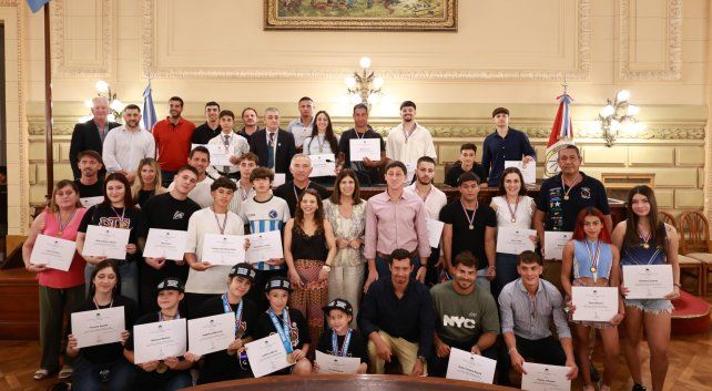 El Senado provincial distinguió a más de 30 deportistas del departamento La Capital.