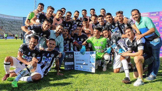 Los jugadores de Central Córdoba festejan la clasificación.