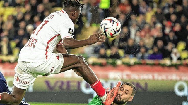 Donnarumma recibió un duro planchazo en el rostro por el que debió ser reemplazado.