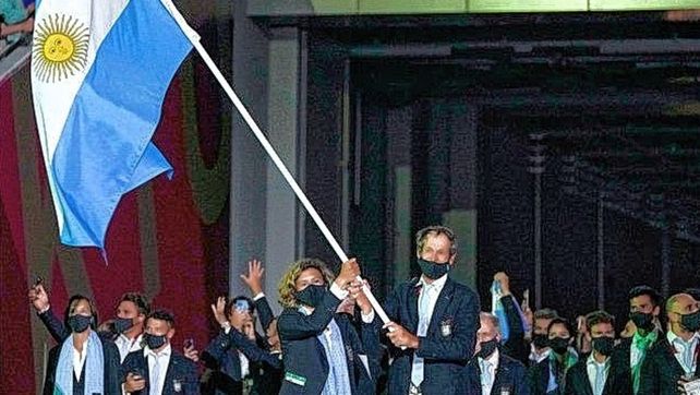 Cecilia Carranza Saroli junto a su compañero Santiago Lange portaron la bandera de Argentina.&nbsp;