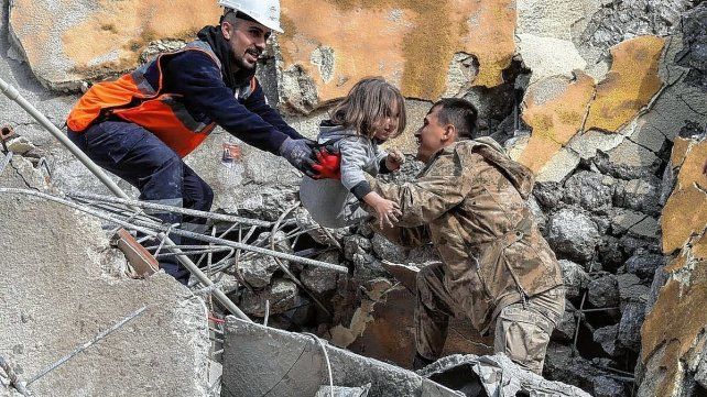 Los rescatistas siguen trabajando tras el terremoto que azotó a Turquía y Siria