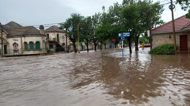 La masa de agua ingresa desde la zona rural a la planta urbana de El Trébol.