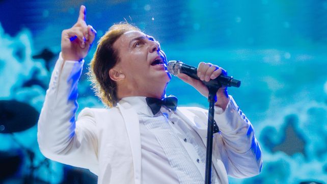 Cristian Castro pasó por Rosario y ni la lluvia lo detuvo para dar un show a pura energía.