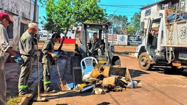 Los trabajadores de la municipalidad de Concordia limpian las calles de la zona de costanera.
