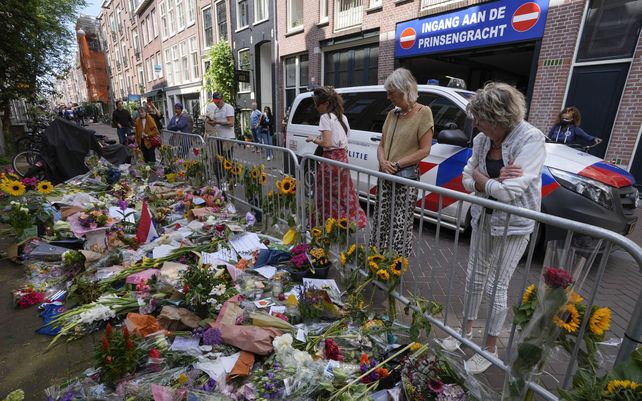 Gente observa el memorial donde el periodista Peter R. de Vries recibió un disparo en Ámsterdam