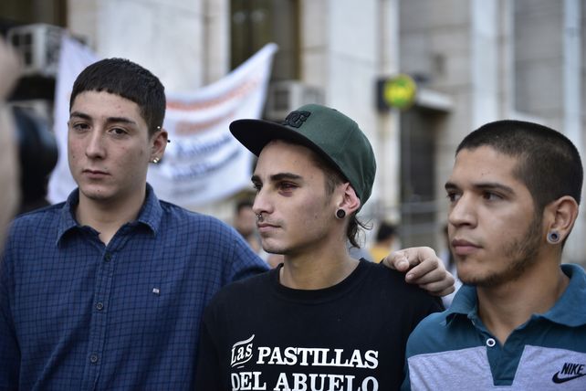 Nelson, Sasha y Cristian, 3 de los 7 jóvenes golpeados en las 4 plazas de barrio Belgrano en 2018. La fiscal Karina Bartocci imputó a 21 policías por esos apremios ilegales, pidió en 5 y 10 años en el año 2022. 
