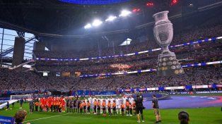 Argentina y Canadá posan para la foto previa en el partido inaugural de la Copa América.