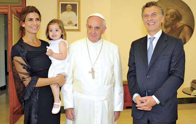 Con la Familia. Juliana Awada con Antonia en brazos