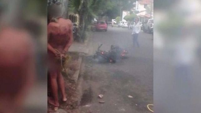 Un grupo de comerciantes jujeños ató a un ladrón después de sorprenderlo robando