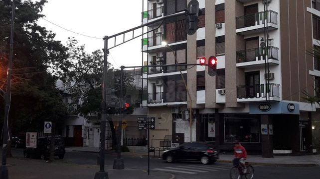 Un semáforo se inclinó en Sarmiento y bulevard Gálvez.