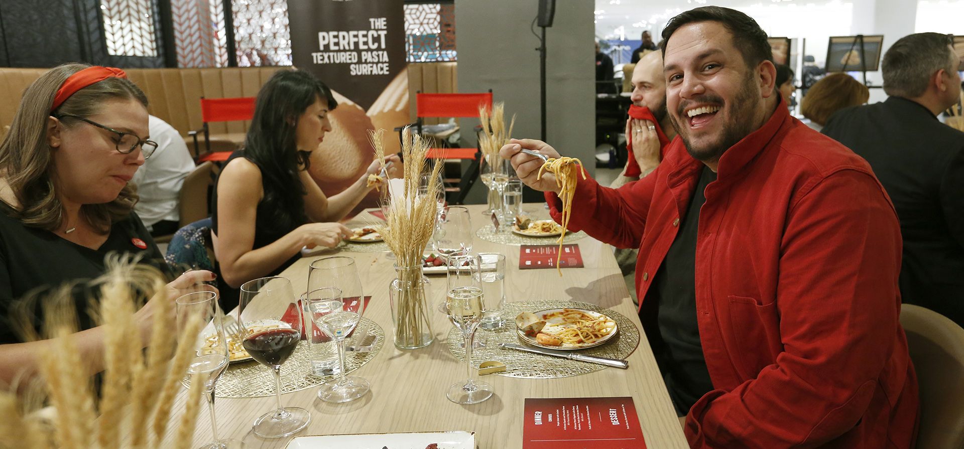  El chef y entusiasta de las redes sociales Dan Pelosi ofrece una vista previa de la nueva línea de pasta premium Al Bronzo de Barilla® a los medios y personas influyentes en la tienda insignia de Nordstrom en Nueva York, el lunes 10 de octubre de 2022. Barilla reinventa la pasta con su nueva línea Al Bronzo, ahora disponible en todos los restaurantes de Nordstrom y en Amazon a partir del 17 de octubre.