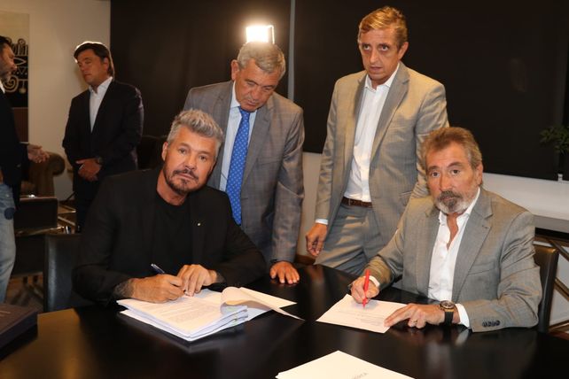 Tinelli firmó contrato en América como nuevo director artístico. En diálogo con De Brito