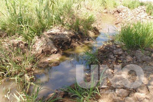 Vecinos de Santa Rita denuncian pérdidas de agua y falta de mantenimiento en las calles
