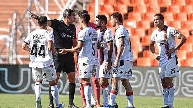 Banega fue expulsado por segunda vez en el torneo desde que volvió a Newells.