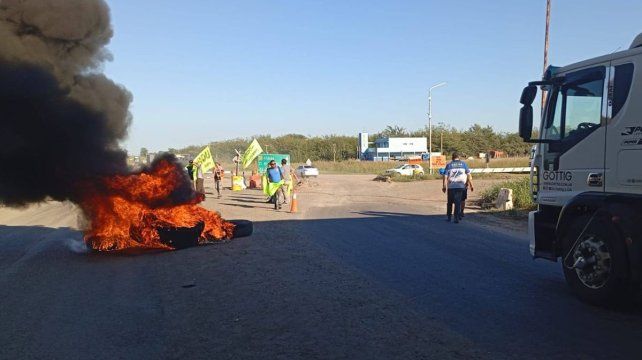 La empresa que tienen a su cargo la construcción de la autovía 18 acaba de despedir a unos 40 obreros. Uocra realiza una protesta en el obrador