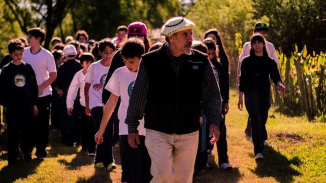 Chicos y chicas disfrutan del paseo por los senderos de la isla ubicada a pocos minutos en lancha de Rosario.