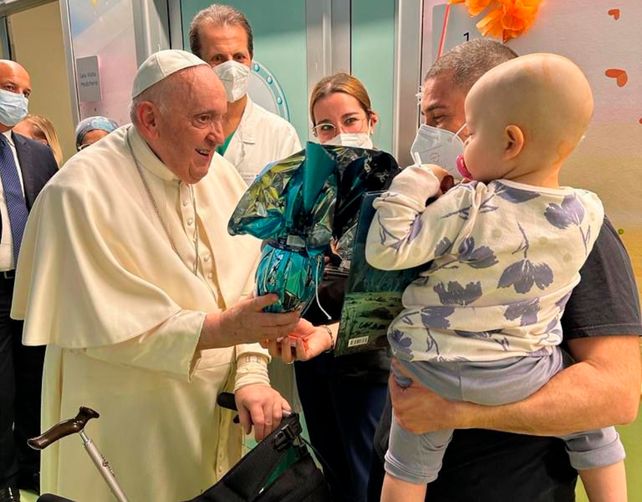 Francisco saluda a un niño