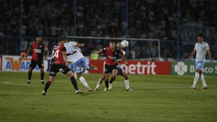 Tomás Pérez comienza a correr para capturar la pelota y Mateo Silvetti lo mismo. Ambos son los juveniles que mejor están rindiendo en Newells.
