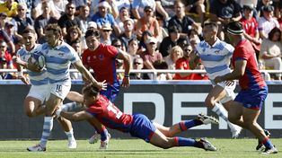 Nico Sánchez, que llegó a los 100 partidos con Los Pumas, encara hacia el ingoal de Chile.