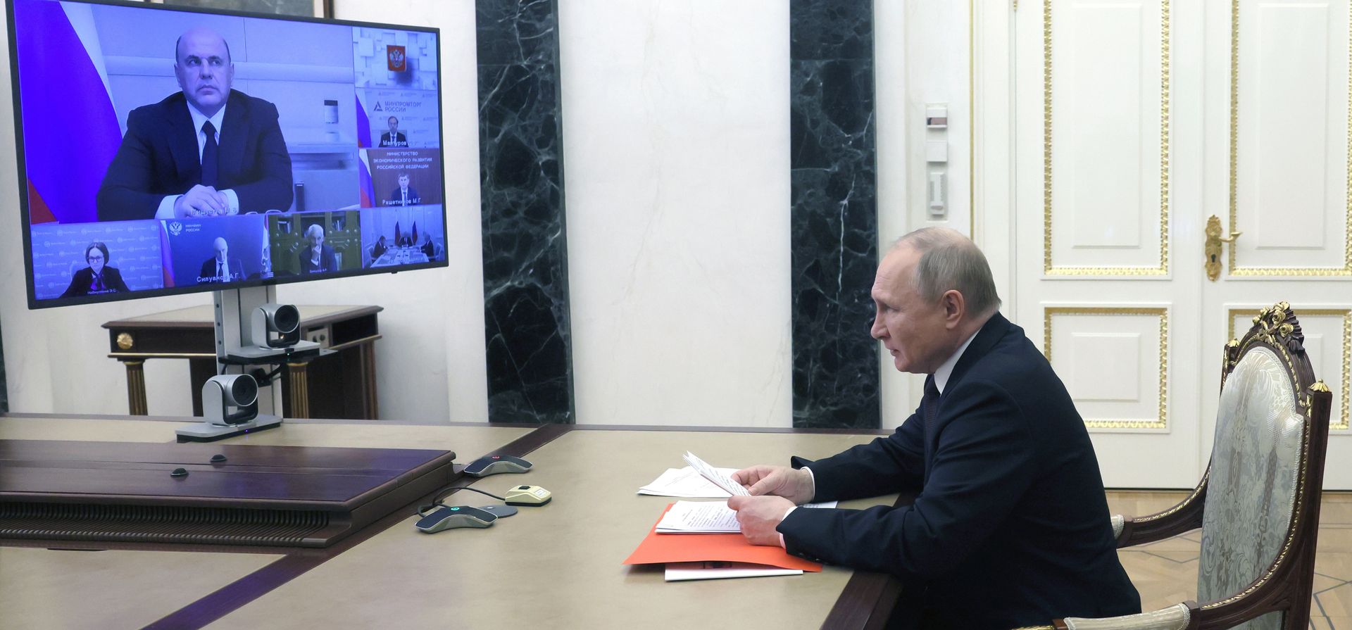 El presidente ruso, Vladimir Putin, asiste a una reunión sobre temas económicos por videoconferencia en el Kremlin en Moscú, Rusia, el jueves 12 de mayo de 2022.