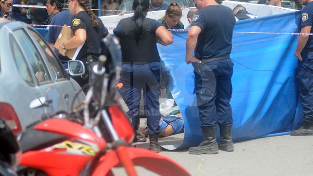 Tirado en el suelo. Así quedó el cuerpo de la víctima fatal.&nbsp;