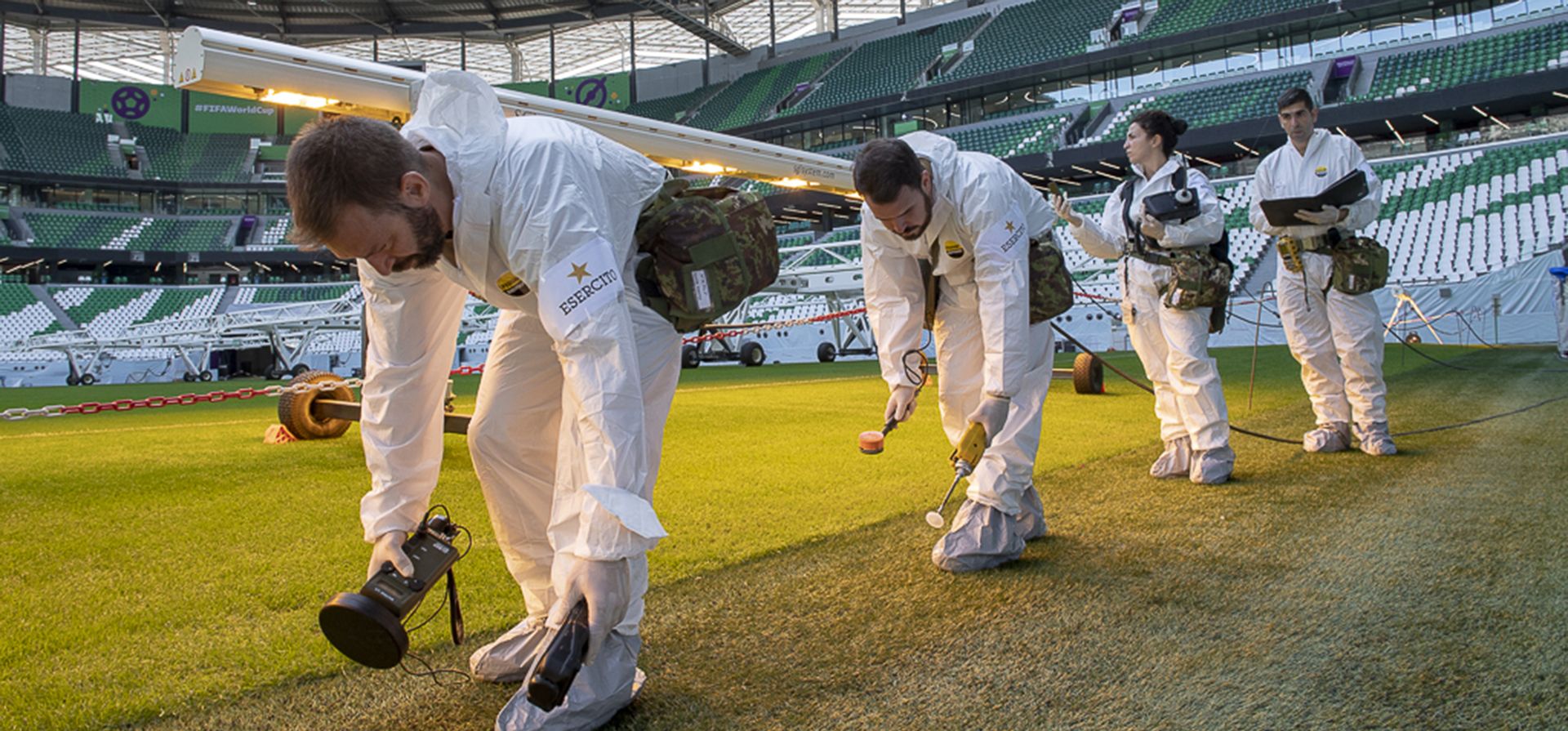 El ejército italiano lleva a cabo una redada de bombas en el Education City Stadium, en Doha, Qatar. La operación oryx reunió a las fuerzas militares de Francia, el Reino Unido, los Estados Unidos, Pakistán y Turquía para operar juntas por primera vez para ayudar a las fuerzas policiales locales a brindar seguridad para el desarrollo seguro de la Copa del Mundo. (Grupo de Trabajo de Tierras Italianas a través de AP