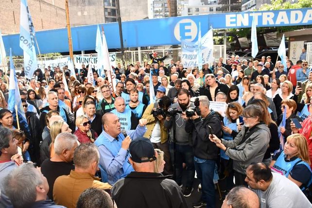 En calle San Lorenzo 1055. Trabajadores y jubilados se concentraron frente a la sede de la entidad.