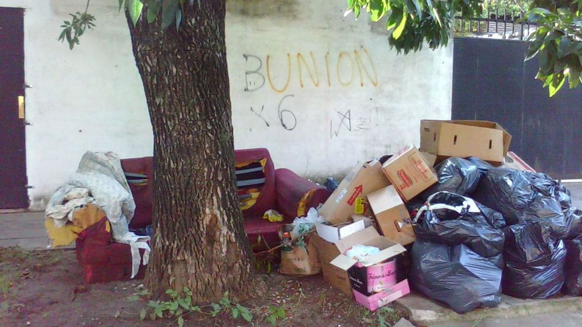 Malestar de vecinos por basura acumulada en Candioti Norte