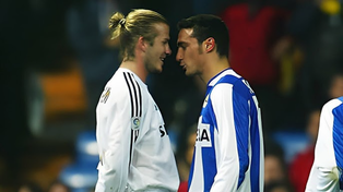 El fuerte cara a cara de David Beckham y Lionel Scaloni durante un encuentro entre Real Madrid y Deportivo La Coruña en 2003