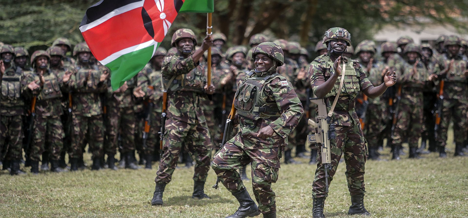 Un miembro de las Fuerzas de Defensa de Kenia (KDF) baila durante una ceremonia de entrega de la bandera, antes de un futuro despliegue en el este del Congo como parte de la recién creada Fuerza Regional de la Comunidad de África Oriental (EACRF), en la guarnición de Embakasi en Nairobi, Kenia. Miércoles, 2 de noviembre de 2022.