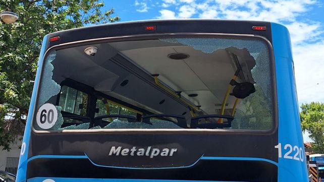 Un colectivo recibió disparos tras quedar en medio de una balacera en Rouillón y Biedma