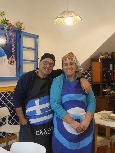 En blanco y azul: abrió en Rosario una taberna griega donde descubrir nuevos sabores