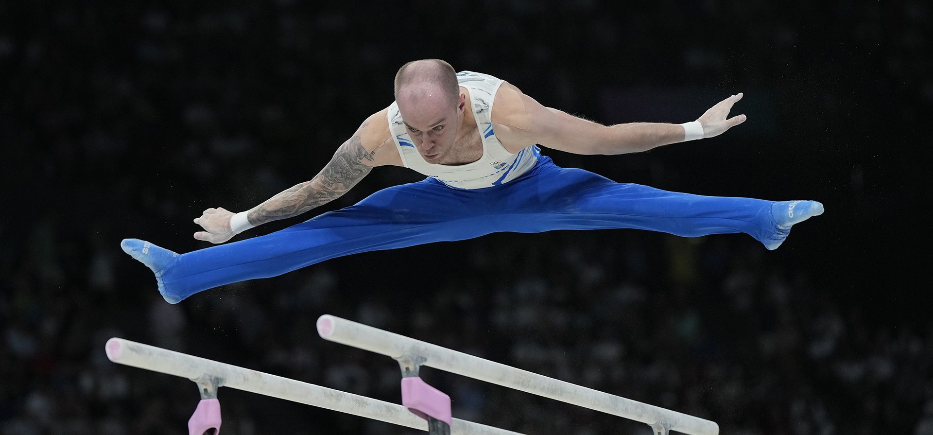 El ucraniano OLeg Verniaiev se presenta en las barras paralelas durante la final del concurso completo de gimnasia artística masculina en la Arena Bercy de los Juegos Olímpicos de Verano de 2024, el miércoles 31 de julio de 2024, en París, Francia. (Foto AP/Francisco Seco) El ucraniano OLeg Verniaiev se presenta en las barras paralelas durante la final del concurso completo de gimnasia artística masculina en la Arena Bercy de los Juegos Olímpicos de Verano de 2024, el miércoles 31 de julio de 2024, en París, Francia. (Foto AP/Francisco Seco)